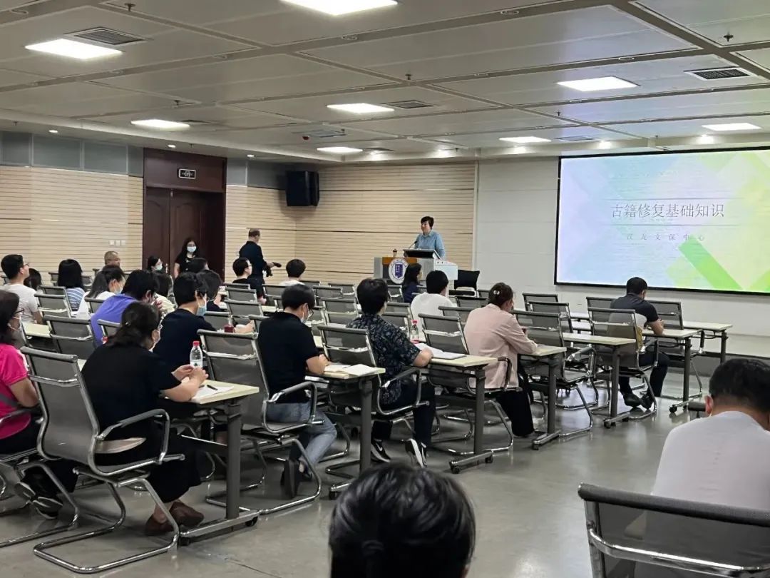 汉龙文保中心受邀在河北某高校举办古籍修复培训